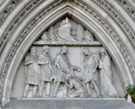 Le tympan du portail nord : Bruno de Dabo, futur Léon IX, distribue  des secours à des pauvres (Auguste Vallin, années 1920)