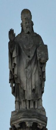 Saint Léon sur le pignon de la façade