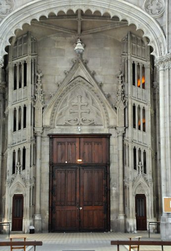 La porte néogothique de la façade