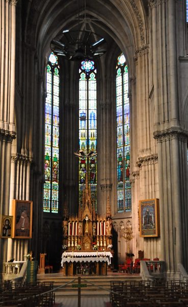 Le chœur et ses grandes fenêtres ornées de vitraux pastiches  du XVe siècle