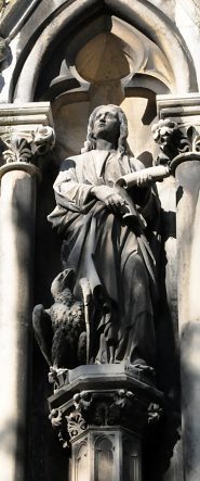 Statue de saint Jean sur la façade