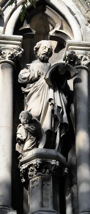 Statue de saint Matthieu sur la façade