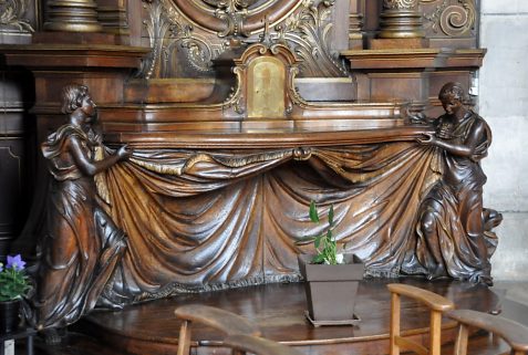Partie basse de l'autel Saint-Sébastien : que dévoilent les  anges ?