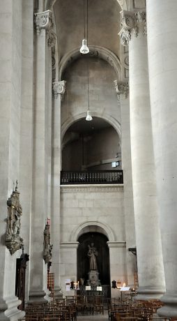 Collatéral droit vu du transept avec la statue de saint Antoine de Padoue