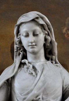 Le visage de la Vierge dans la statue de Victor Huel