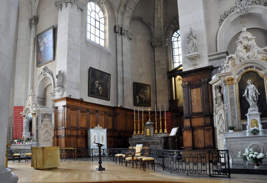 Le chœur et les deux autels latéraux nord et sud