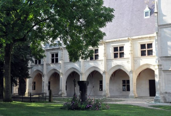 Cour intérieure du palais ducal avec sa galerie à voûte d'arêtes