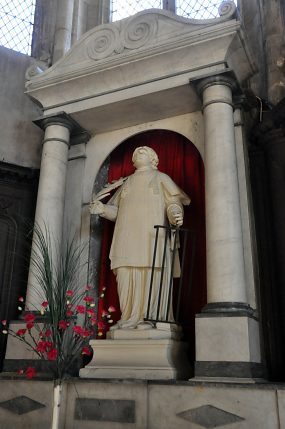 Chapelle absidiale nord avec la statue de saint Laurent et son gril