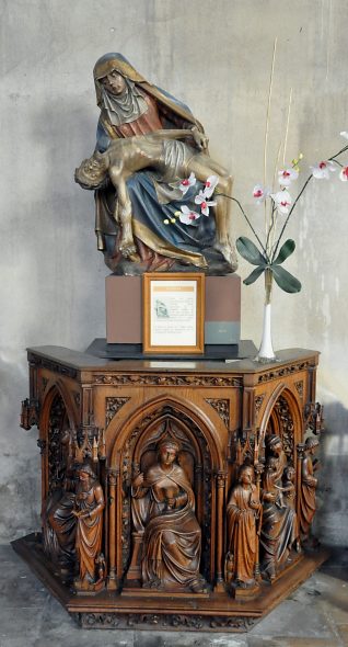Piéta du début du XVe siècle sur son beau meuble du XIXe