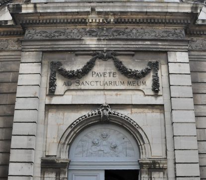 La porte centrale avec l'inscription latine «Vous révérerež mon sanctuaire» (Lévithique)