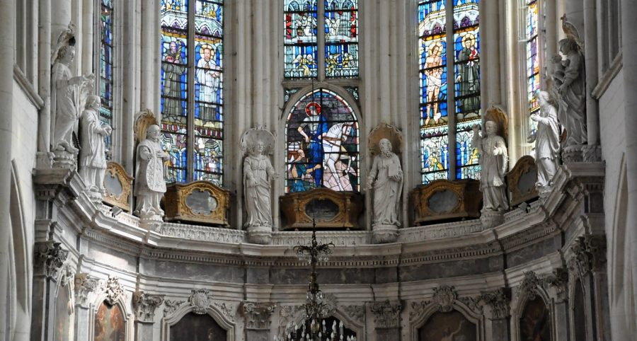 Les statues et les reliquaires dans le chœur