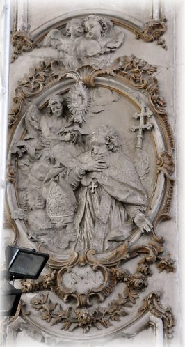 Médaillon avec saint Norbert à l'entrée du chœur