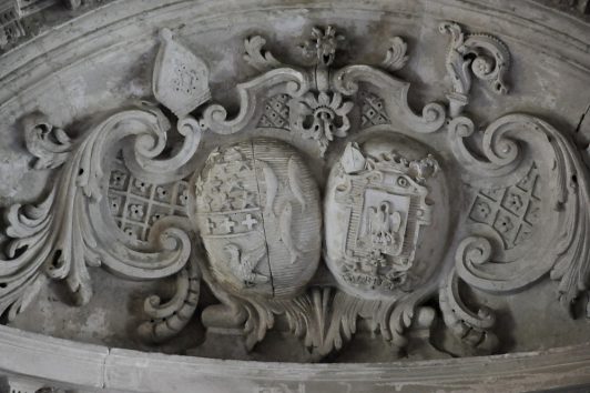 Les armoiries de l'abbaye au–dessus de la porte du réfectoire des chanoines