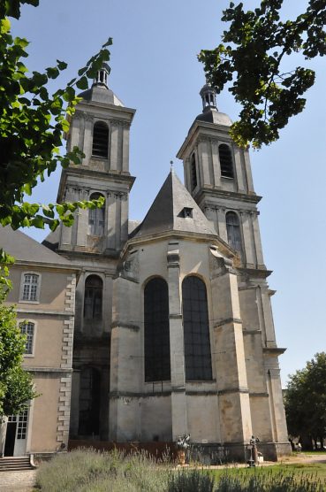 L'abside de l'église Saint–Marie–Majeure est tournée vers l'ouest