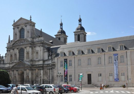 La façade de l'église et les bâtiments conventuels