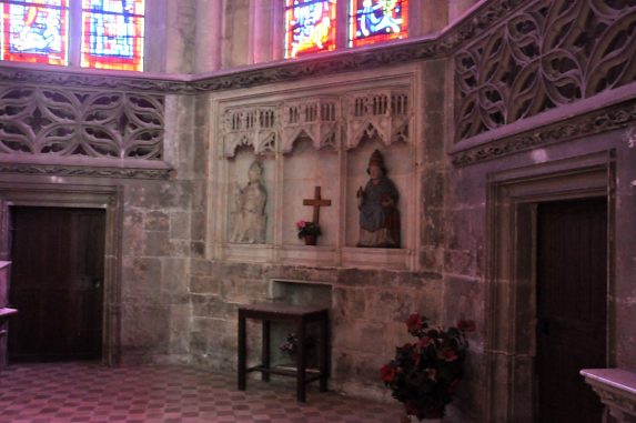 Portes, garde-corps et statues derrière le maître-autel