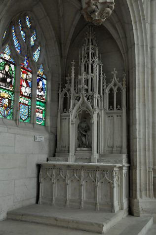 Le retable de la chapelle Sainte-Anne et le vitrail de la baie 17