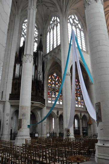 La croisée du transept avec l'orgue et la pile isolée de 21,50  mètres