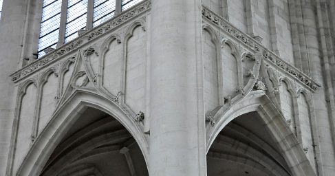 Frises à formes de redents dans une travée de la nef et une travée du transept