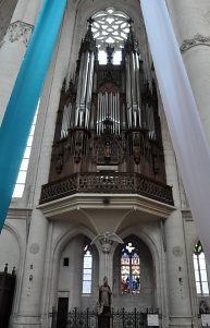 Le grand orgue au-dessus de la chapelle Saint-Roch-Saint-Sébastien