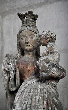 Vierge à l'Enfant en calcaire polychrome, détail