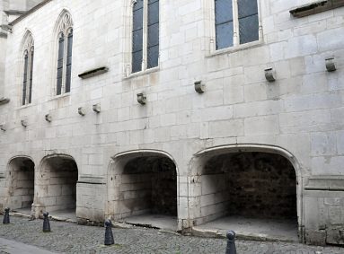 Les loges des marchands utilisées au XVIe siècle (côté nord de la basilique)