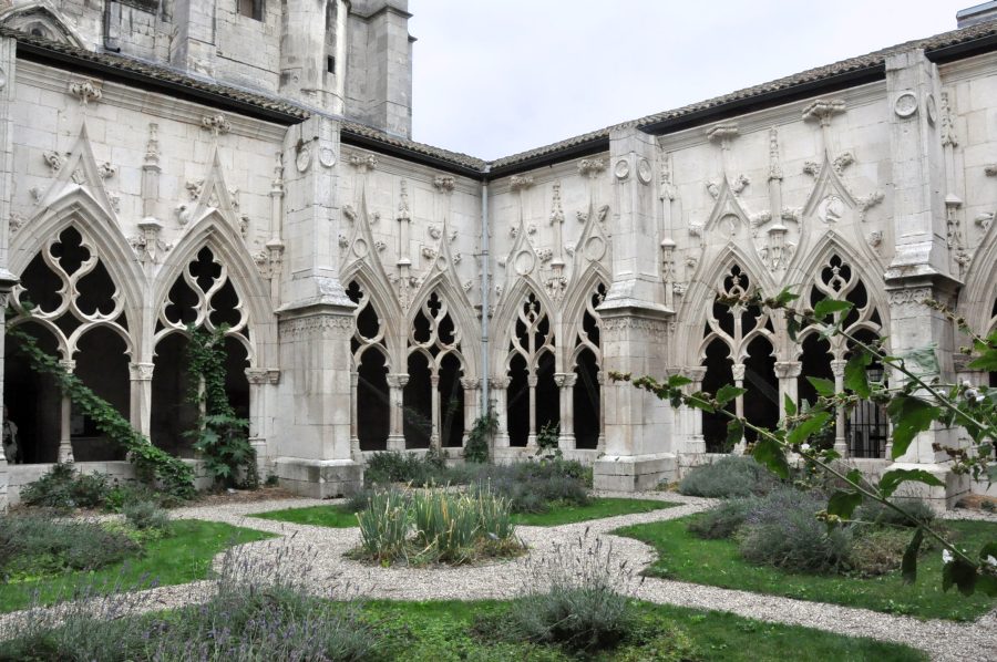 Le cloître Renaissance avec ses arcades et son jardin