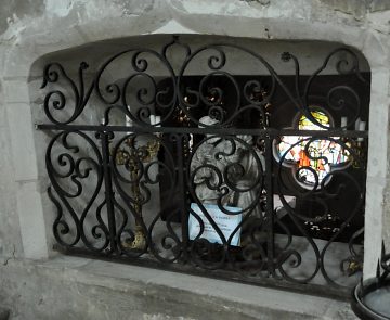 Soupirail de la chapelle du Saint–Sépulcre (qui est fermée par une grille)