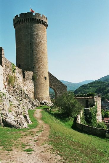 La tour ronde et le chemin qui monte au château