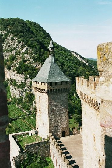 La tour neuve et les montagnes de l'Ariège