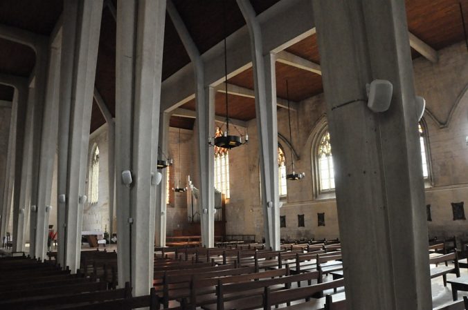 La nef de Saint-Gilles et ses piliers de béton