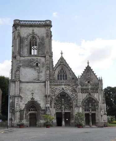 La faade asymétrique en gothique flamboyant de Saint-Gilles
