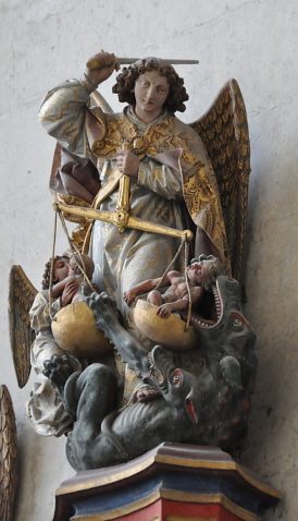 L'archange saint Michel pesant les âmes au-dessus du retable