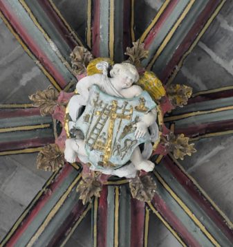Chapelle Sainte-Anne, la clé de voûte centrale représente un ange avec les instruments de la Passion.