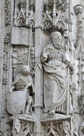 Portail central, statue de saint Paul accompagnée d'un lion