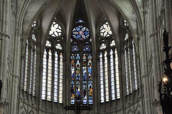 Les baies hautes de l'abside et ce qu'il reste des vitraux du XIIIe siècle