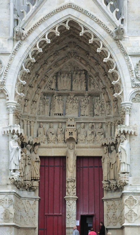 Le portail de Saint-Firmin est dédié à l'histoire  sainte locale