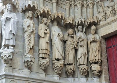 Statues de saints locaux dans l'ébrasement gauche du portail de Saint–Firmin