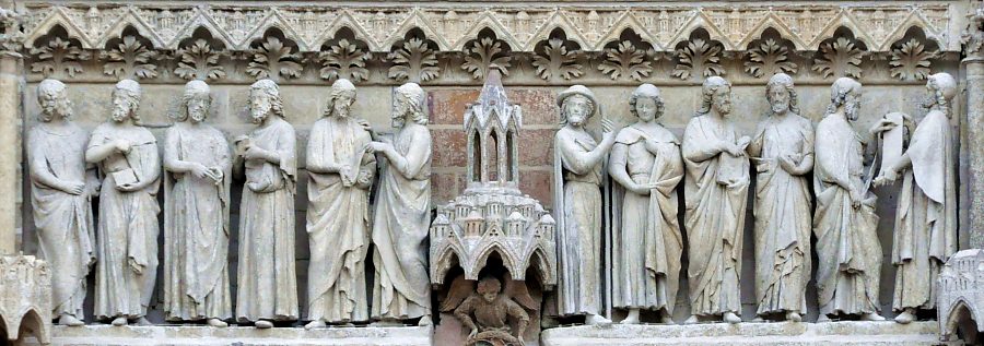 Les douze apôtres en discussion sur le linteau du portail Saint-Honoré