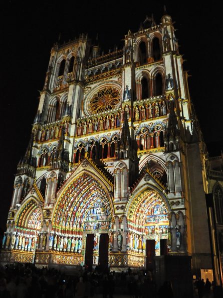 La façade illuminée telle qu'elle devait apparaître de  jour au Moyen Âge