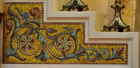 Sur le maître-autel, une mosaïque ornementale en forme de rinceaux  entoure le tabernacle.