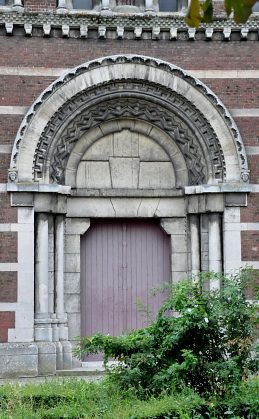 Un portail latéral de la façade