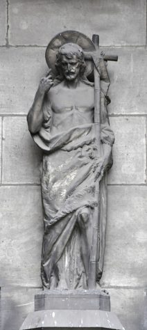 Statue de saint Jean-Baptiste sur la façade