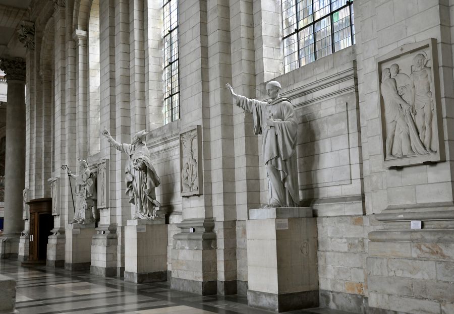 Les statues dans la nef