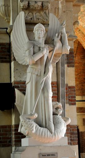 Statue de saint Michel terrassant le démon