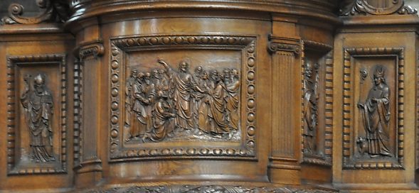 La cuve de la chaire à prêcher et ses bas–reliefs en bois