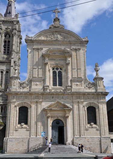 La façade de style classique de la cathédrale Notre-Dame