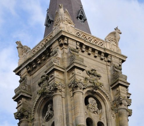 Le clocher de 1876 possède un style assez éclectique