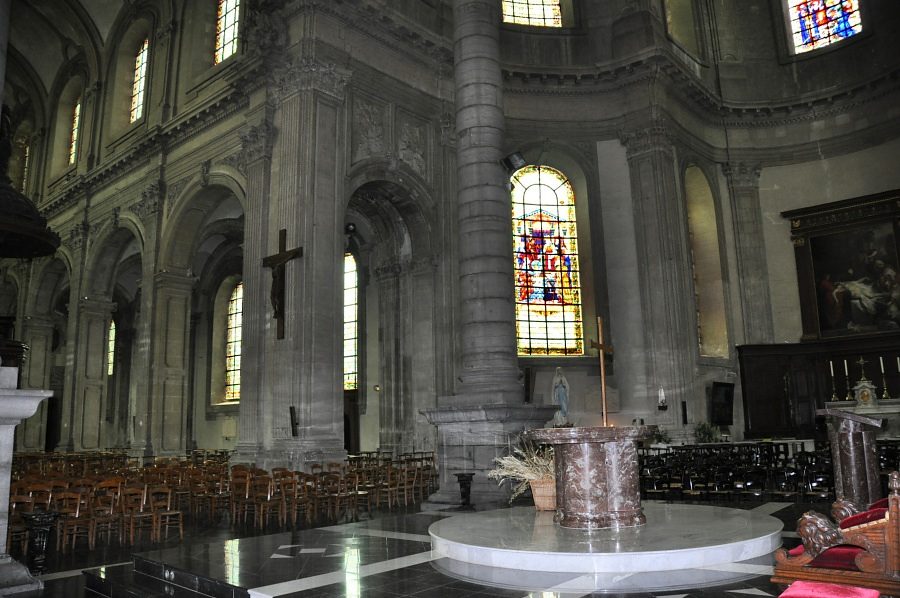 La croisée du transept avec vue sur la nef et le croisillon gauche