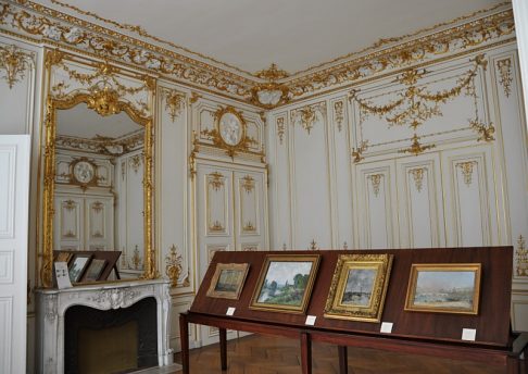 Salle avec lambris dorés dans l'ancien hôtel particulier de Francqueville